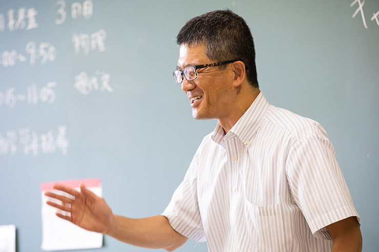 生徒に話しかける川澄先生